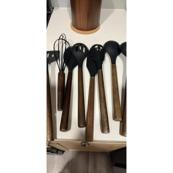 8-Piece Kitchen Set with Natural Acacia Wooden Handles,Food-Grade Silicone - Picture 4 of 16